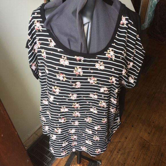 Floral striped Torrid tee with solid black back - Picture 1 of 4